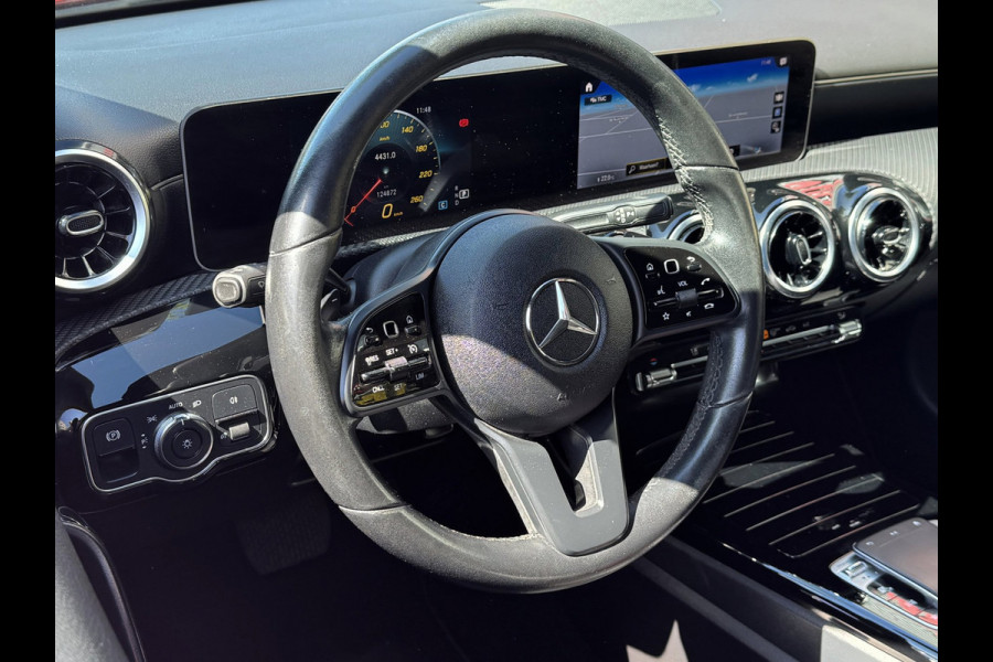Mercedes-Benz A-Klasse 180 Design Plus- AUTOMAAT - Navigatie I Leer I Digital Dashboard I Sport interieur I Dealer onderhouden