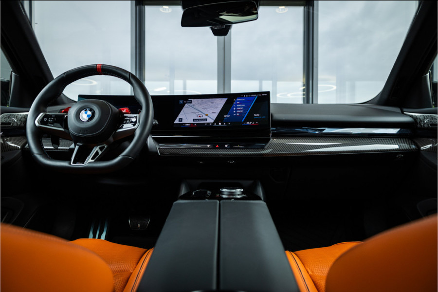 BMW 5 Serie Touring M5 - M Performance Pakket | Panorama | B&W | Carbon | Elek. Trekhaak | 360 Camera