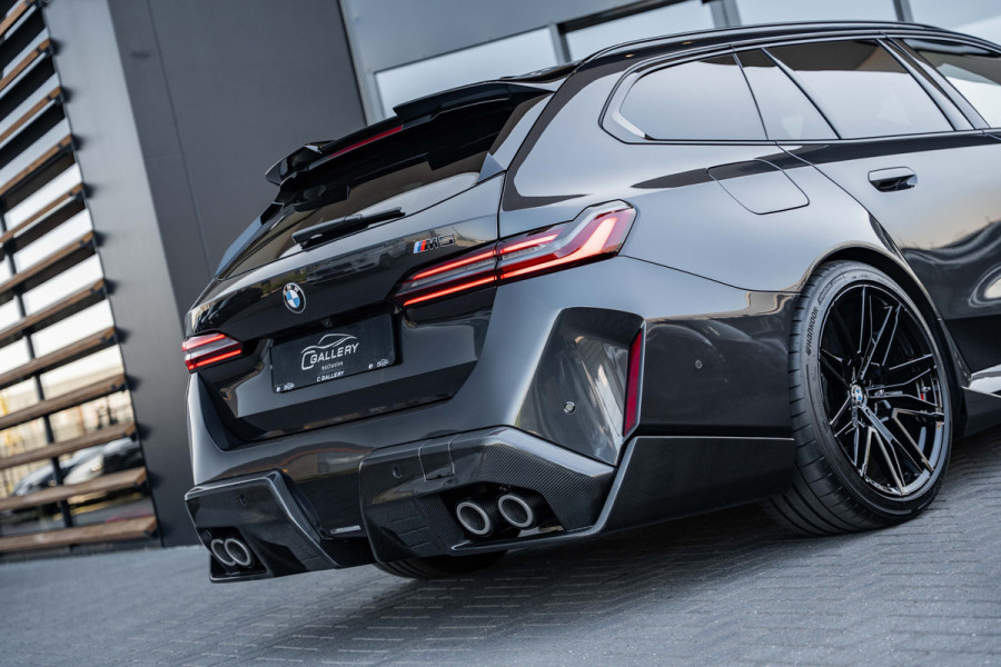 BMW 5 Serie Touring M5 - M Performance Pakket | Panorama | B&W | Carbon | Elek. Trekhaak | 360 Camera