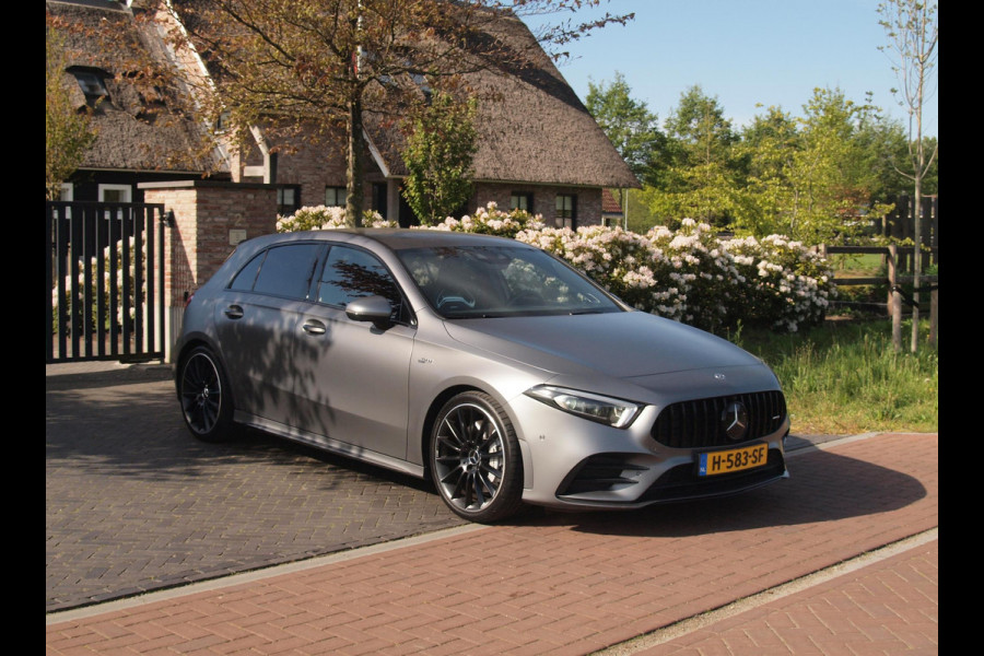 Mercedes-Benz A-Klasse AMG 35 4MATIC Edition 1 | Head-Up Display | Burmester | Camera | Sfeerverlichting | Schaalstoelen |