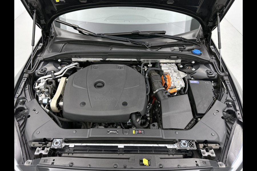 Volvo V60 T8 Hybride SOH 94% AWD R-Design / Panoramadak / Leder / Navigatie / Adap. Cruise / Pdc.V+A / Stuur- Stoelverwarming / Apk 01-2028