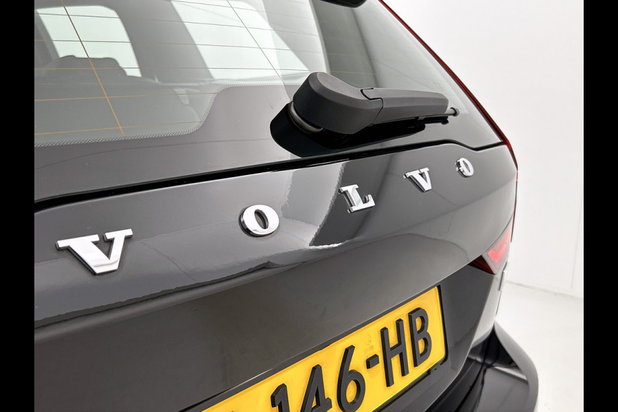 Volvo V60 T8 Hybride SOH 94% AWD R-Design / Panoramadak / Leder / Navigatie / Adap. Cruise / Pdc.V+A / Stuur- Stoelverwarming / Apk 01-2028