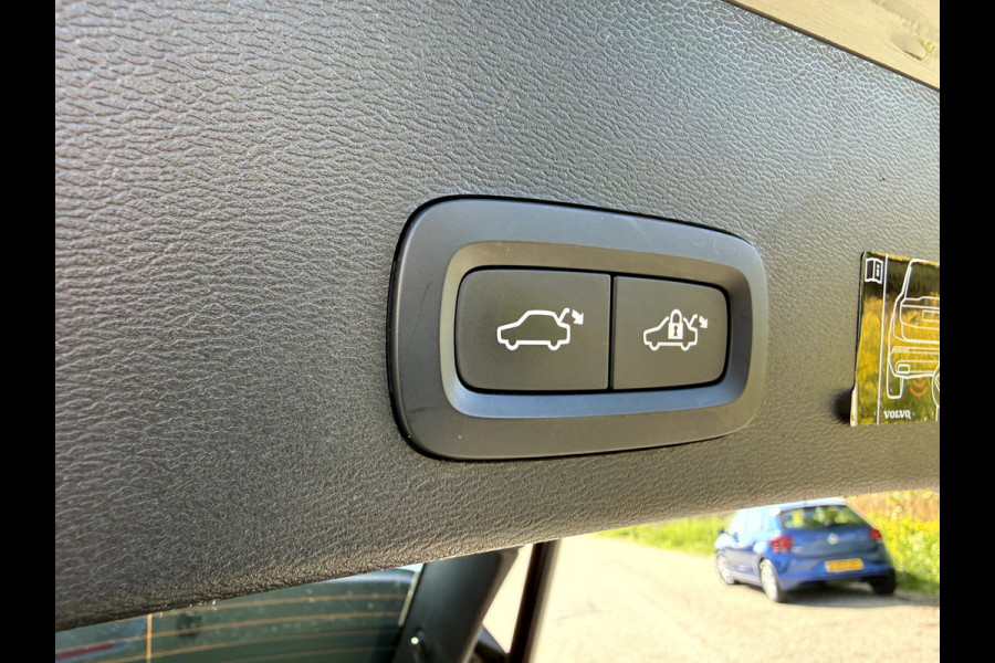 Volvo XC40 Recharge P8 AWD R-Design SOH 92.3%, Leer, Camera, Trekhaak