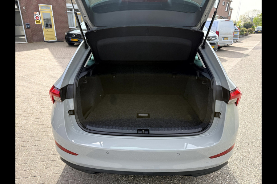 Škoda SCALA 1.0 TSI Ambition Steel Grey, Virt.Cockpit, Trekhaak, App Connect