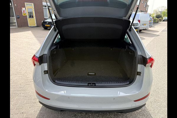 Škoda SCALA 1.0 TSI Ambition Steel Grey, Virt.Cockpit, Trekhaak, App Connect