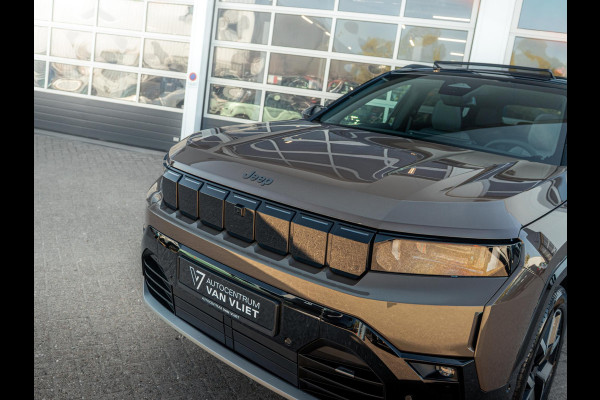Jeep Compass First Edition 74 kWh | Direct leverbaar | Adapt. Cruise | Camera | Carplay | 20" | Elektr. A-Klep | Navi | Winter Pack | Schuif/Kanteldak | Premium Pack | Conv. Pack | Warmtepomp