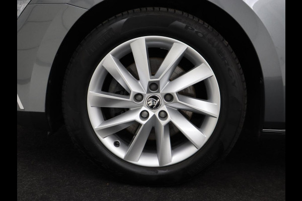 Škoda Superb 1.4 TSI iV Business Edition Plus | SOH 90,1% | Trekhaak | Stoelverwarming | Adaptive cruise | Carplay | Camera | Achterbankverwarming | Navigatie | Keyless | Side Assist | Full LED | PHEV | Plug In
