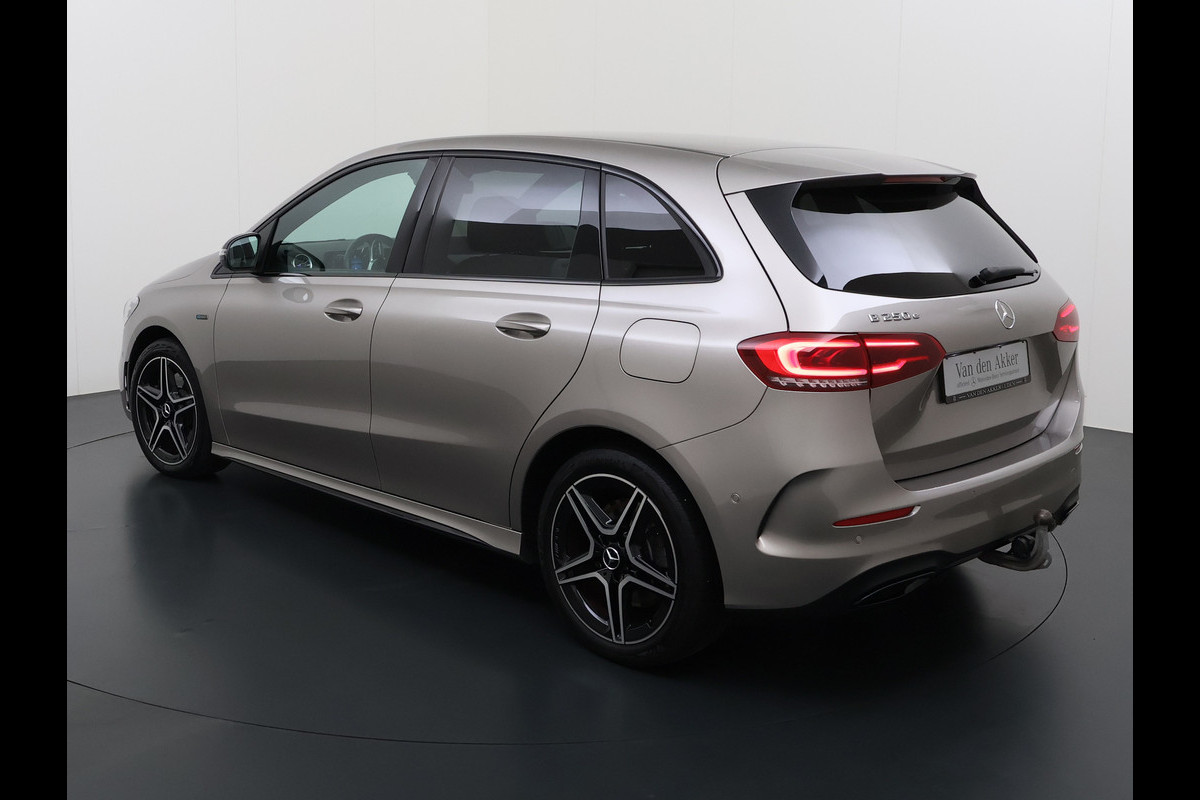 Mercedes-Benz B-Klasse 250e AMG // Trekhaak // Carplay // Camera // Sfeerverlichting // Nightpakket // LED koplampen