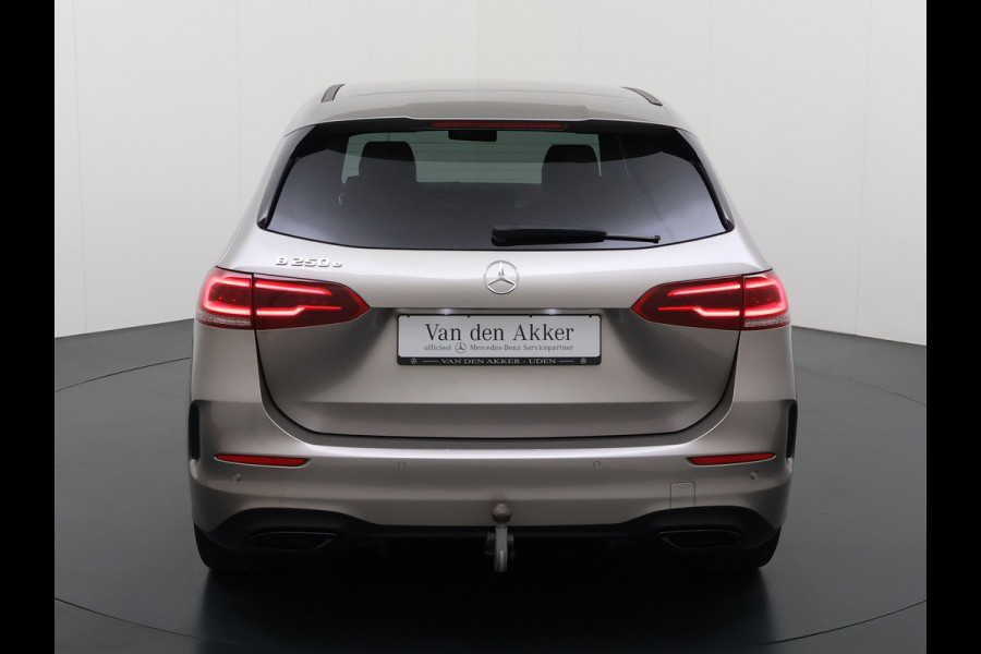 Mercedes-Benz B-Klasse 250e AMG // SoH 92,3% // Trekhaak // Carplay // Camera // Sfeerverlichting // Nightpakket // LED koplampen