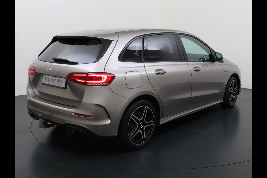 Mercedes-Benz B-Klasse 250e AMG // SoH 92,3% // Trekhaak // Carplay // Camera // Sfeerverlichting // Nightpakket // LED koplampen