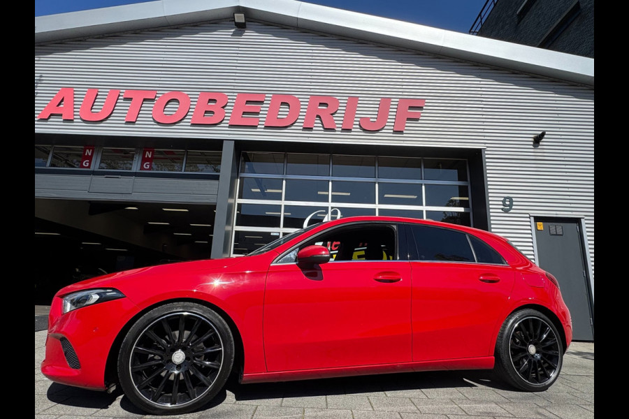 Mercedes-Benz A-Klasse 180 Design Plus- AUTOMAAT - Navigatie I Leer I Digital Dashboard I Sport interieur I Dealer onderhouden