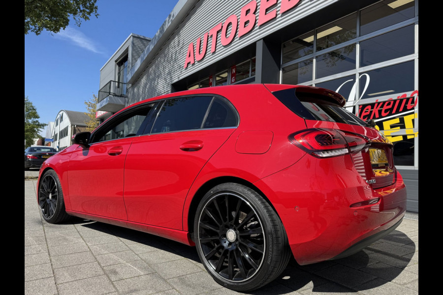 Mercedes-Benz A-Klasse 180 Design Plus- AUTOMAAT - Navigatie I Leer I Digital Dashboard I Sport interieur I Dealer onderhouden