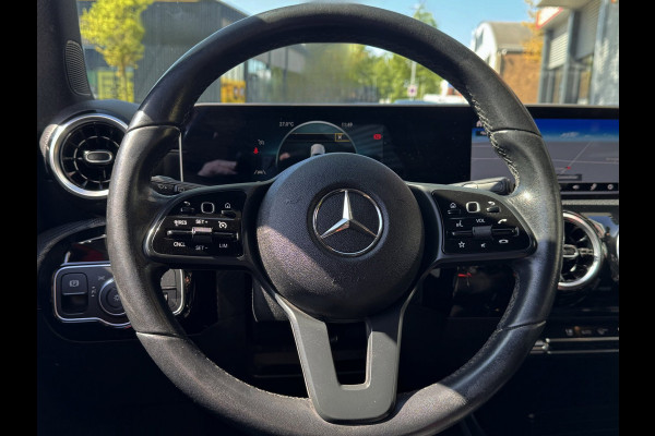 Mercedes-Benz A-Klasse 180 Design Plus- AUTOMAAT - Navigatie I Leer I Digital Dashboard I Sport interieur I Dealer onderhouden