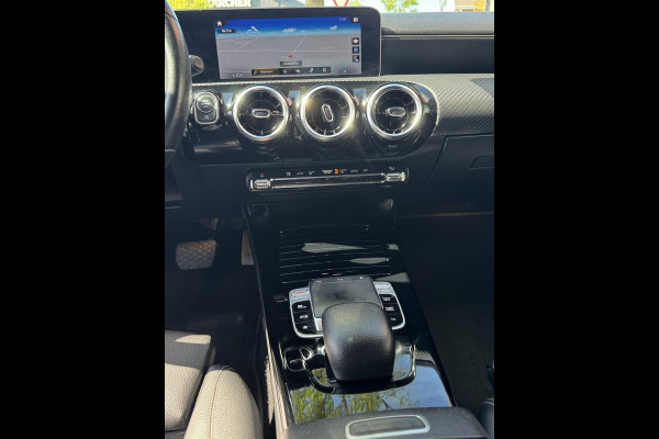 Mercedes-Benz A-Klasse 180 Design Plus- AUTOMAAT - Navigatie I Leer I Digital Dashboard I Sport interieur I Dealer onderhouden