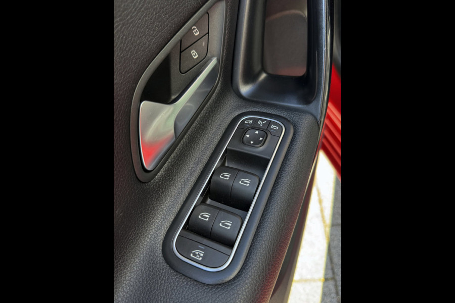 Mercedes-Benz A-Klasse 180 Design Plus- AUTOMAAT - Navigatie I Leer I Digital Dashboard I Sport interieur I Dealer onderhouden