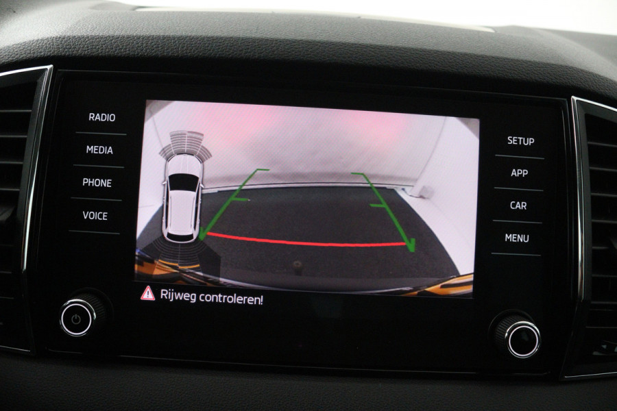 Škoda Karoq 1.5 TSI ACT Style (TREKHAAK, CAMERA, NAVIGATIE CARPLAY, CRUISE CONTROL, PARKEERSENSOREN)