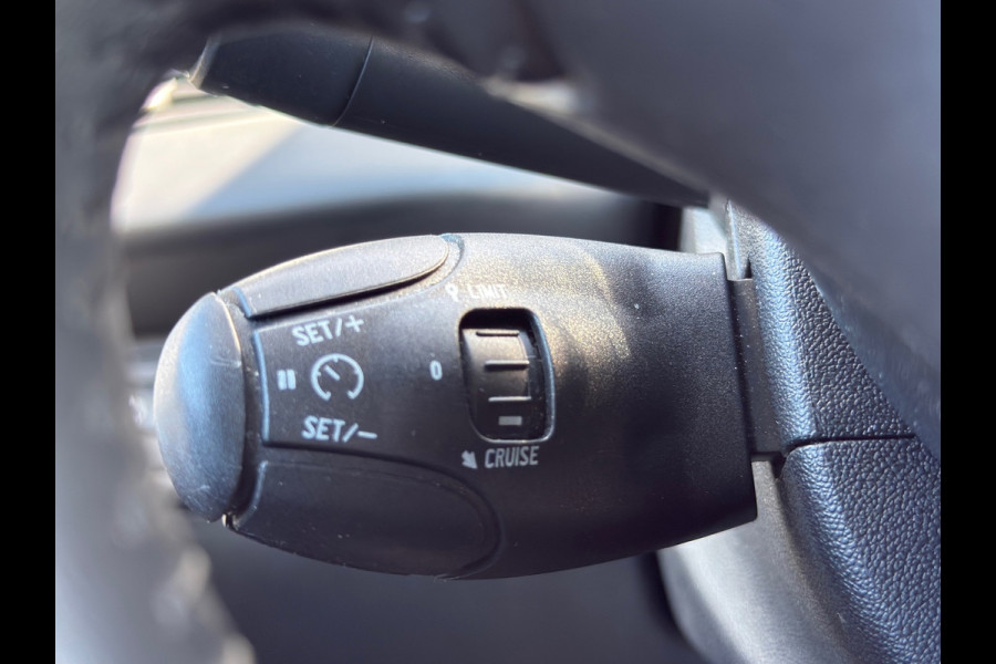 Peugeot 208 1.2 PureTech Signature / LAGE KM / NAP / CARPLAY