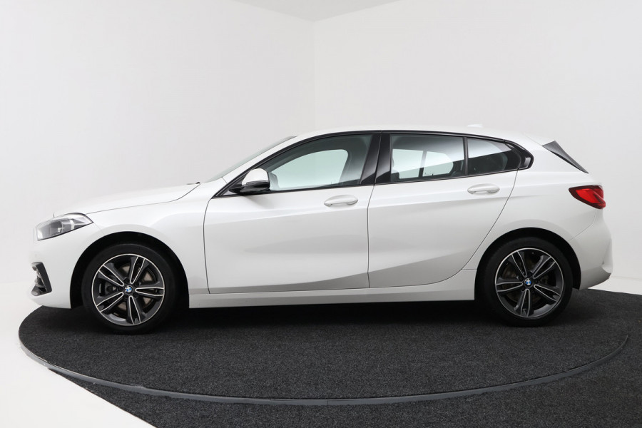 BMW 1-serie 118i Executive Edition (SFEERVERLICHTING, NAVIGATIE, CRUISE CONTROL, PARKEERSENSOREN, DEALER ONDERHOUDEN)