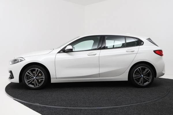 BMW 1-serie 118i Executive Edition (SFEERVERLICHTING, NAVIGATIE, CRUISE CONTROL, PARKEERSENSOREN, DEALER ONDERHOUDEN)