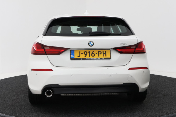 BMW 1-serie 118i Executive Edition (SFEERVERLICHTING, NAVIGATIE, CRUISE CONTROL, PARKEERSENSOREN, DEALER ONDERHOUDEN)