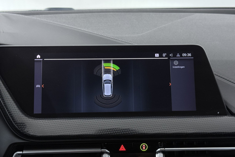 BMW 1-serie 118i Executive Edition (SFEERVERLICHTING, NAVIGATIE, CRUISE CONTROL, PARKEERSENSOREN, DEALER ONDERHOUDEN)