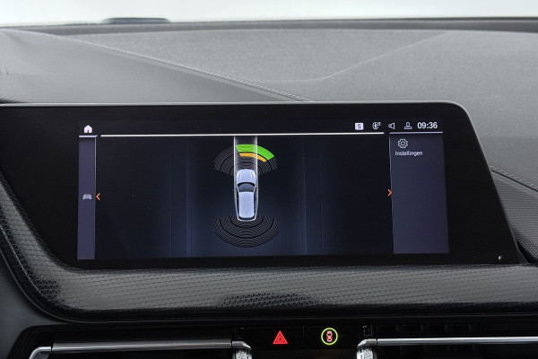 BMW 1-serie 118i Executive Edition (SFEERVERLICHTING, NAVIGATIE, CRUISE CONTROL, PARKEERSENSOREN, DEALER ONDERHOUDEN)