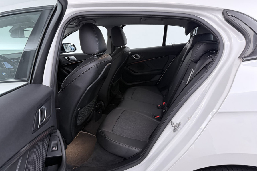 BMW 1-serie 118i Executive Edition (SFEERVERLICHTING, NAVIGATIE, CRUISE CONTROL, PARKEERSENSOREN, DEALER ONDERHOUDEN)