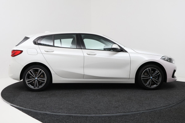 BMW 1-serie 118i Executive Edition (SFEERVERLICHTING, NAVIGATIE, CRUISE CONTROL, PARKEERSENSOREN, DEALER ONDERHOUDEN)