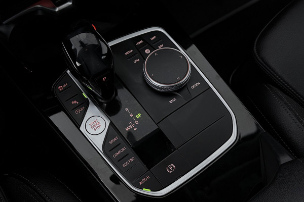 BMW 1-serie 118i Executive Edition (SFEERVERLICHTING, NAVIGATIE, CRUISE CONTROL, PARKEERSENSOREN, DEALER ONDERHOUDEN)