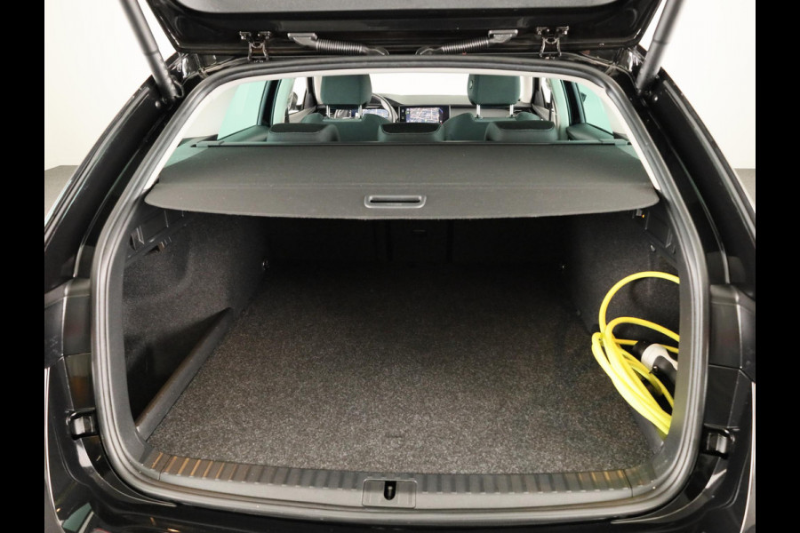 Škoda Octavia Combi 1.4 TSI iV PHEV Business Edition 204 pk Automaat (DSG) | Verlengde garantie | Navigatie | Trekhaak (wegklapbaar) | Parkeersensoren | Adaptieve cruise control | Stoelverwarming |