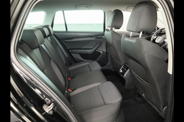 Škoda Octavia Combi 1.4 TSI iV PHEV Business Edition 204 pk Automaat (DSG) | Verlengde garantie | Navigatie | Trekhaak (wegklapbaar) | Parkeersensoren | Adaptieve cruise control | Stoelverwarming |