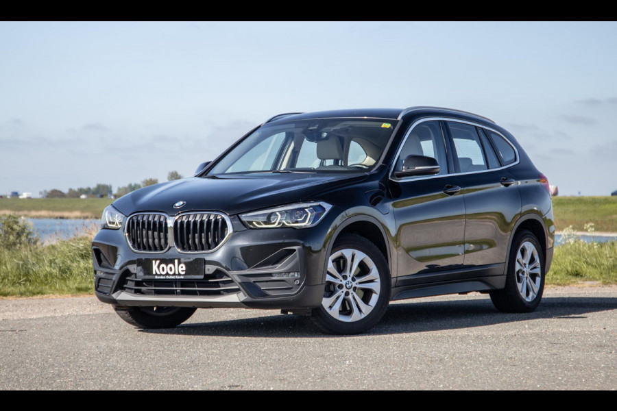 BMW X1 xDrive25e Executive BEIGE LEER / CAMERA / CARPLAY / HEAD UP DISPLAY / LED / CRUISE CONTROLE / STOELVERWARMING