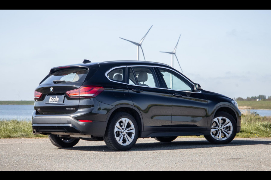 BMW X1 xDrive25e Executive BEIGE LEER / CAMERA / CARPLAY / HEAD UP DISPLAY / LED / CRUISE CONTROLE / STOELVERWARMING