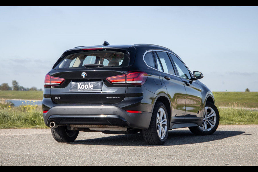 BMW X1 xDrive25e Executive BEIGE LEER / CAMERA / CARPLAY / HEAD UP DISPLAY / LED / CRUISE CONTROLE / STOELVERWARMING