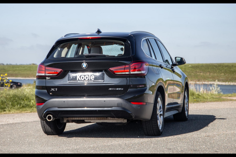 BMW X1 xDrive25e Executive BEIGE LEER / CAMERA / CARPLAY / HEAD UP DISPLAY / LED / CRUISE CONTROLE / STOELVERWARMING
