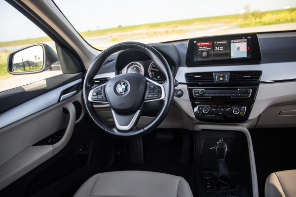 BMW X1 xDrive25e Executive BEIGE LEER / CAMERA / CARPLAY / HEAD UP DISPLAY / LED / CRUISE CONTROLE / STOELVERWARMING