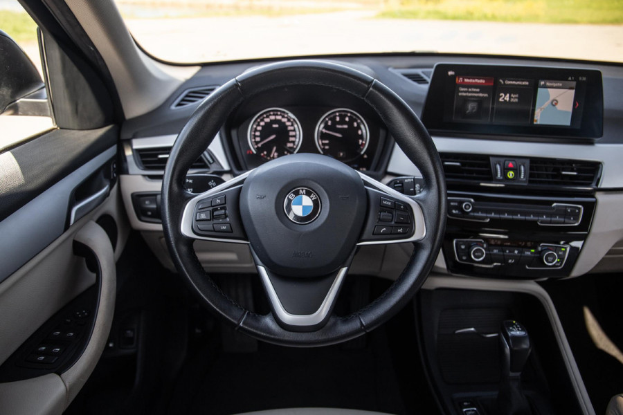 BMW X1 xDrive25e Executive BEIGE LEER / CAMERA / CARPLAY / HEAD UP DISPLAY / LED / CRUISE CONTROLE / STOELVERWARMING