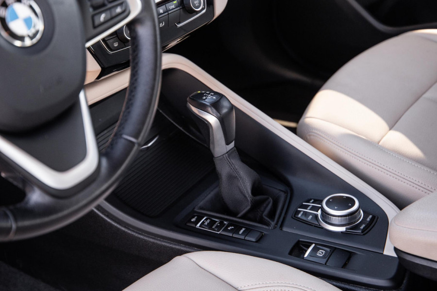 BMW X1 xDrive25e Executive BEIGE LEER / CAMERA / CARPLAY / HEAD UP DISPLAY / LED / CRUISE CONTROLE / STOELVERWARMING