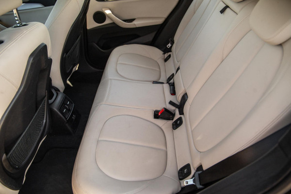 BMW X1 xDrive25e Executive BEIGE LEER / CAMERA / CARPLAY / HEAD UP DISPLAY / LED / CRUISE CONTROLE / STOELVERWARMING