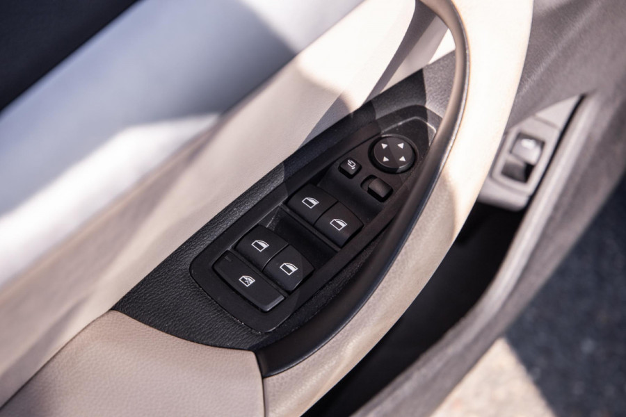 BMW X1 xDrive25e Executive BEIGE LEER / CAMERA / CARPLAY / HEAD UP DISPLAY / LED / CRUISE CONTROLE / STOELVERWARMING
