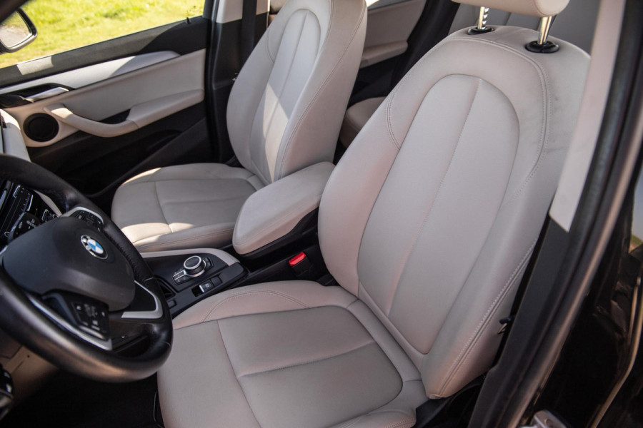 BMW X1 xDrive25e Executive BEIGE LEER / CAMERA / CARPLAY / HEAD UP DISPLAY / LED / CRUISE CONTROLE / STOELVERWARMING