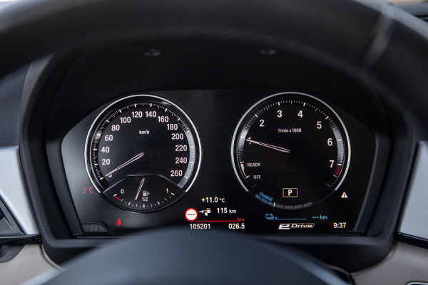 BMW X1 xDrive25e Executive BEIGE LEER / CAMERA / CARPLAY / HEAD UP DISPLAY / LED / CRUISE CONTROLE / STOELVERWARMING