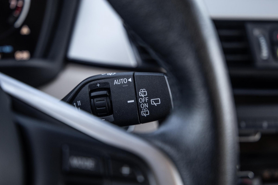 BMW X1 xDrive25e Executive BEIGE LEER / CAMERA / CARPLAY / HEAD UP DISPLAY / LED / CRUISE CONTROLE / STOELVERWARMING