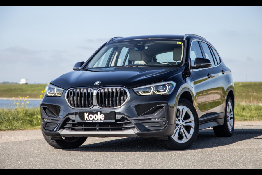 BMW X1 xDrive25e Executive BEIGE LEER / CAMERA / CARPLAY / HEAD UP DISPLAY / LED / CRUISE CONTROLE / STOELVERWARMING