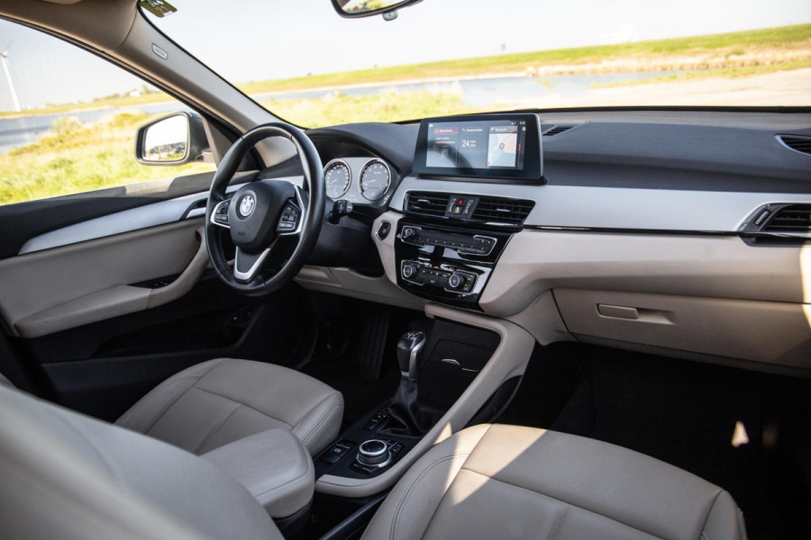 BMW X1 xDrive25e Executive BEIGE LEER / CAMERA / CARPLAY / HEAD UP DISPLAY / LED / CRUISE CONTROLE / STOELVERWARMING