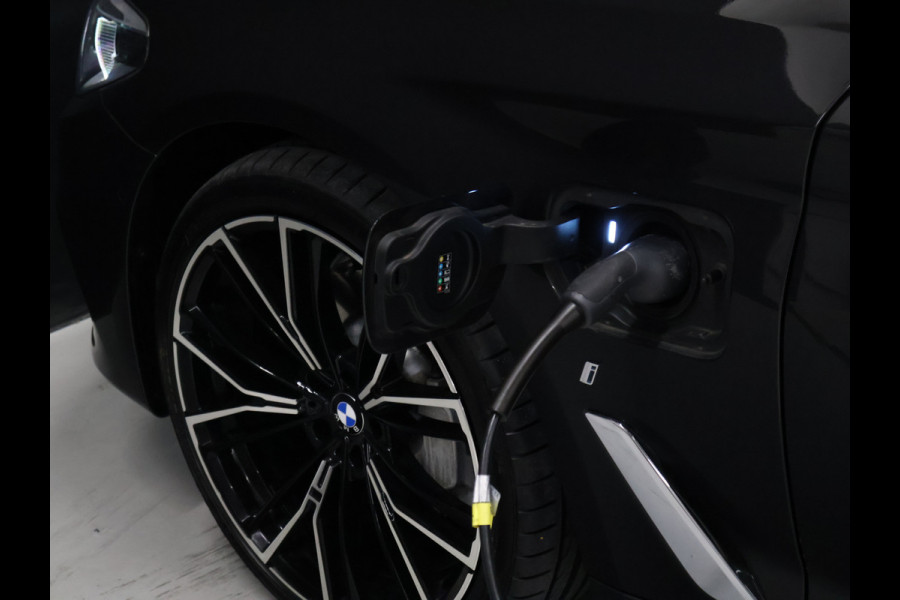 BMW 5 Serie 530e iPerformance High Executive Edition [HEAD-UP, STOELVENTILATIE, MEMORY SEATS, STOELVERWARMING V+A, CAMERA, PDC 360, VOL LEDER, CRUISE, BLUETOOTH, CLIMATE, NIEUWSTAAT]