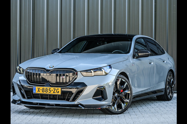 BMW 5 Serie 520i M sport | Iconic glow | M-Sport brake | NL-Auto | Shadowline lights | Panorama dak | Comfort seats | Adaptive led | Driving assistant prof. | Harman/kardon | Comfort Pack
