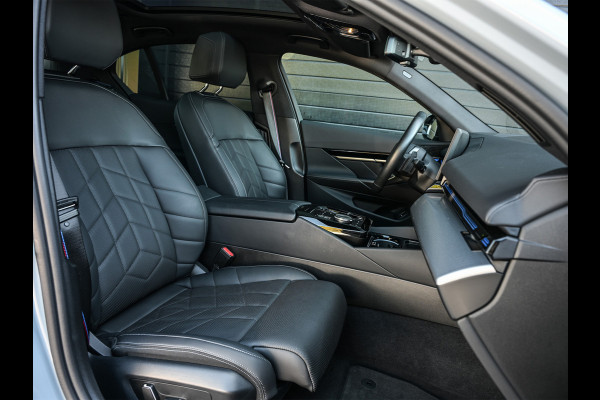BMW 5 Serie 520i M sport | Iconic glow | M-Sport brake | NL-Auto | Shadowline lights | Panorama dak | Comfort seats | Adaptive led | Driving assistant prof. | Harman/kardon | Comfort Pack