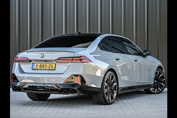 BMW 5 Serie 520i M sport | Iconic glow | M-Sport brake | NL-Auto | Shadowline lights | Panorama dak | Comfort seats | Adaptive led | Driving assistant prof. | Harman/kardon | Comfort Pack