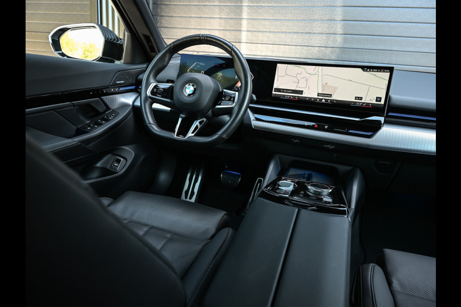 BMW 5 Serie 520i M sport | Iconic glow | M-Sport brake | NL-Auto | Shadowline lights | Panorama dak | Comfort seats | Adaptive led | Driving assistant prof. | Harman/kardon | Comfort Pack